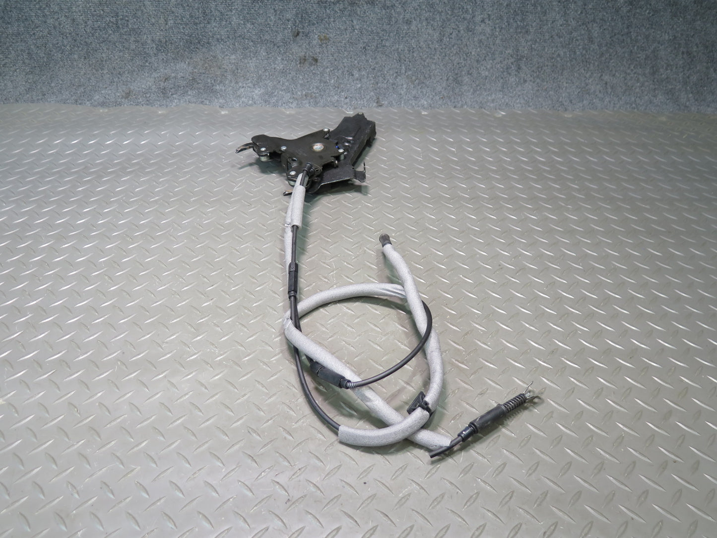 2004-2009 Cadillac XLR Convertible TOP Roof Center Lock Latch W/ Cable