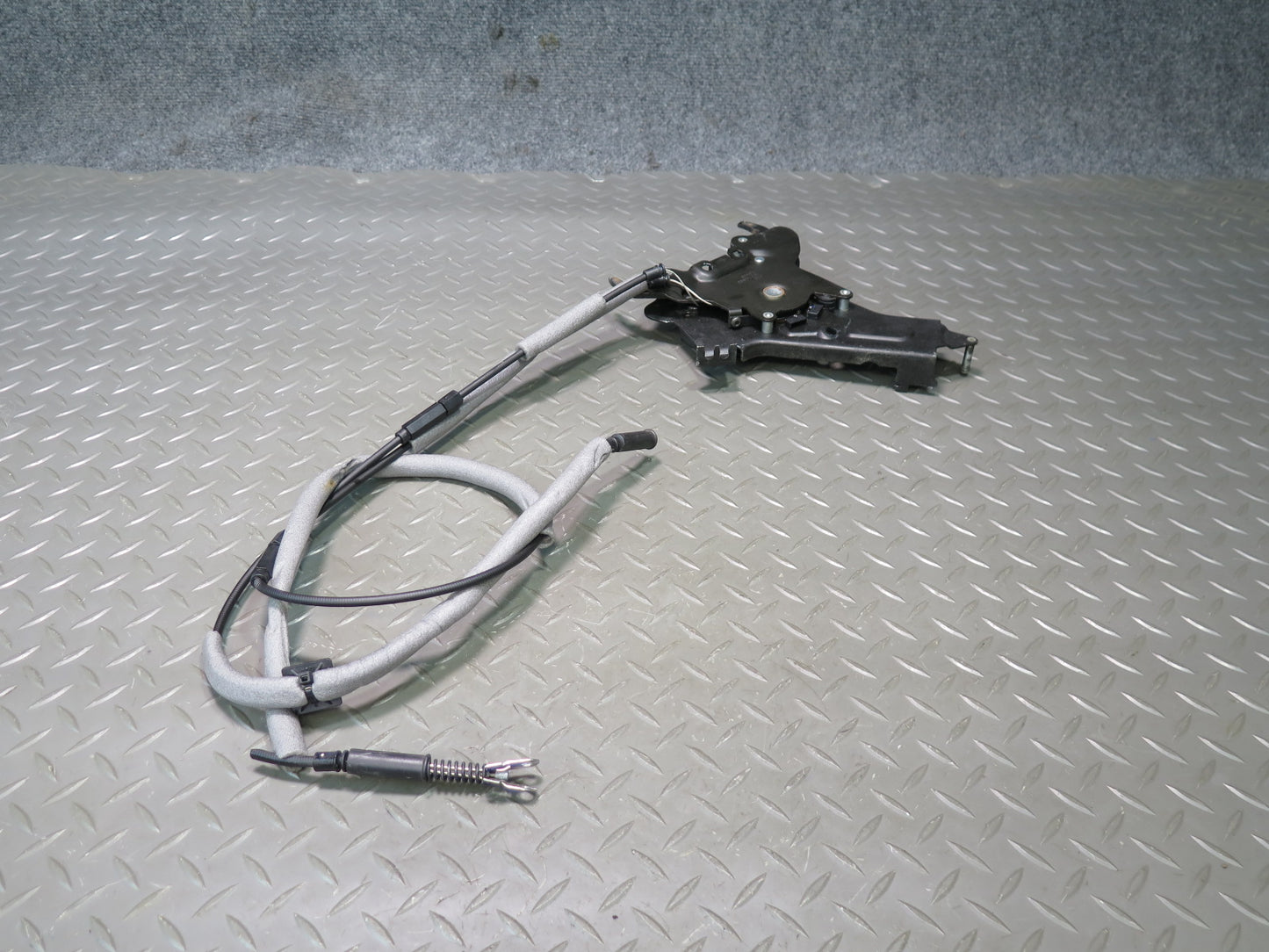 2004-2009 Cadillac XLR Convertible TOP Roof Center Lock Latch W/ Cable