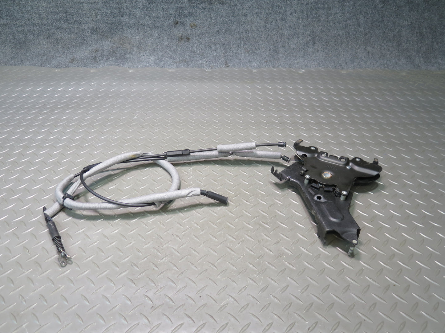 2004-2009 Cadillac XLR Convertible TOP Roof Center Lock Latch W/ Cable