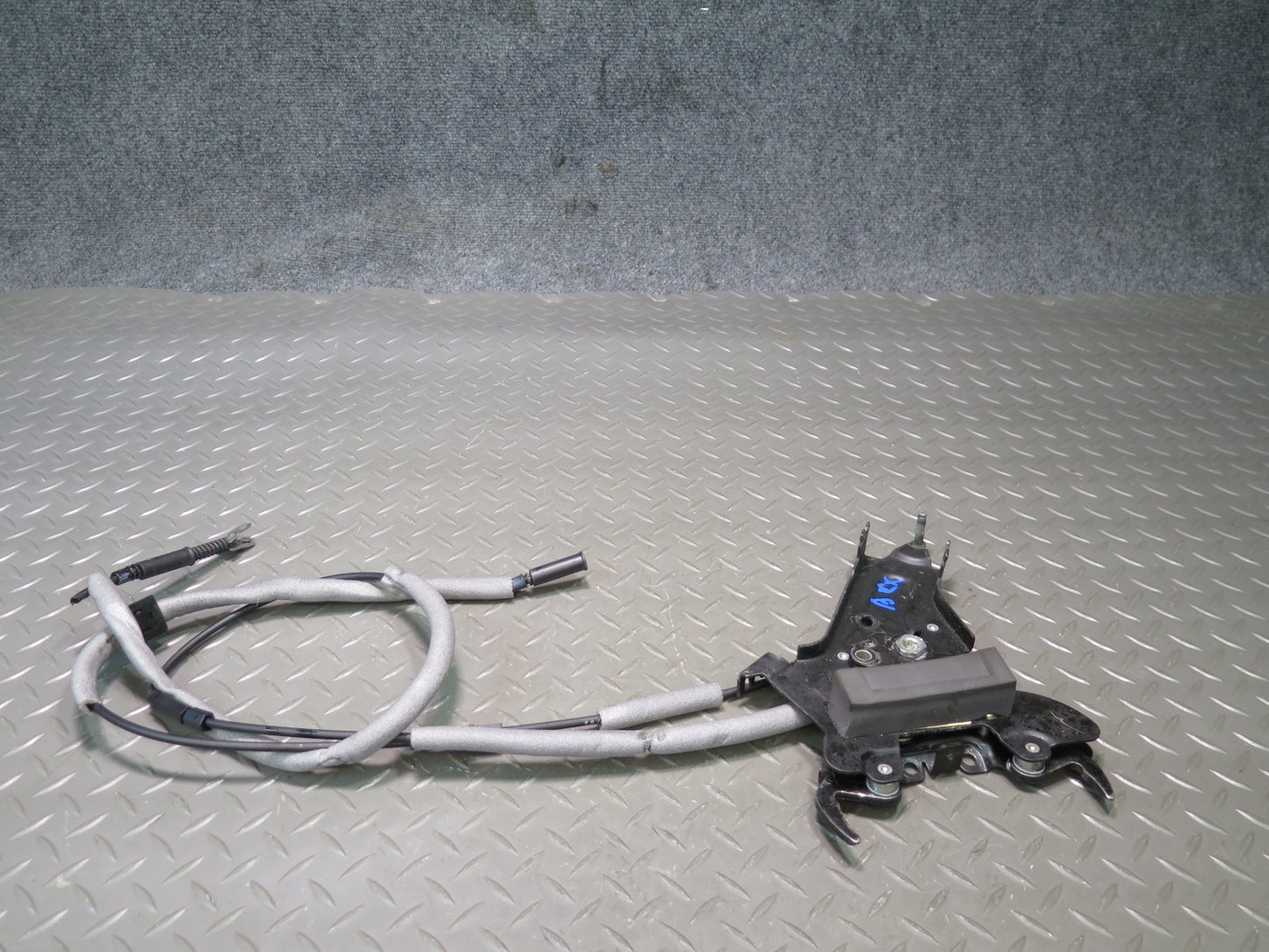 2004-2009 Cadillac XLR Convertible TOP Roof Center Lock Latch W/ Cable