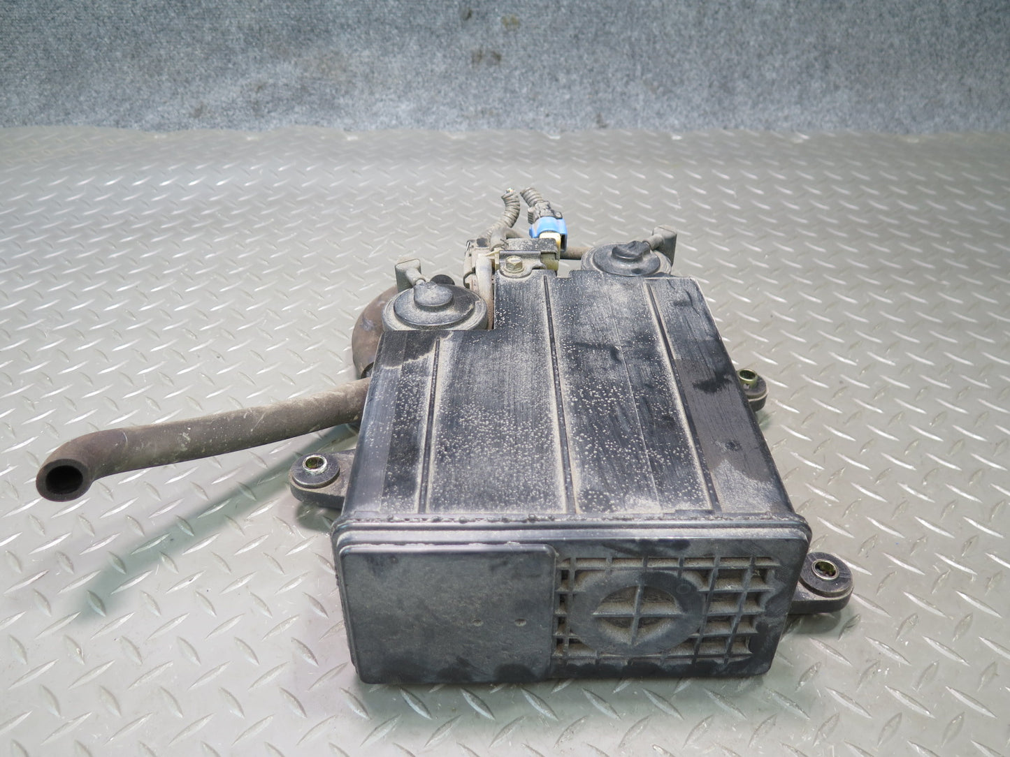 01-06 Lexus UCF30L LS430 Fuel Evap Vapor Charcoal Canister 77740-50092 OEM