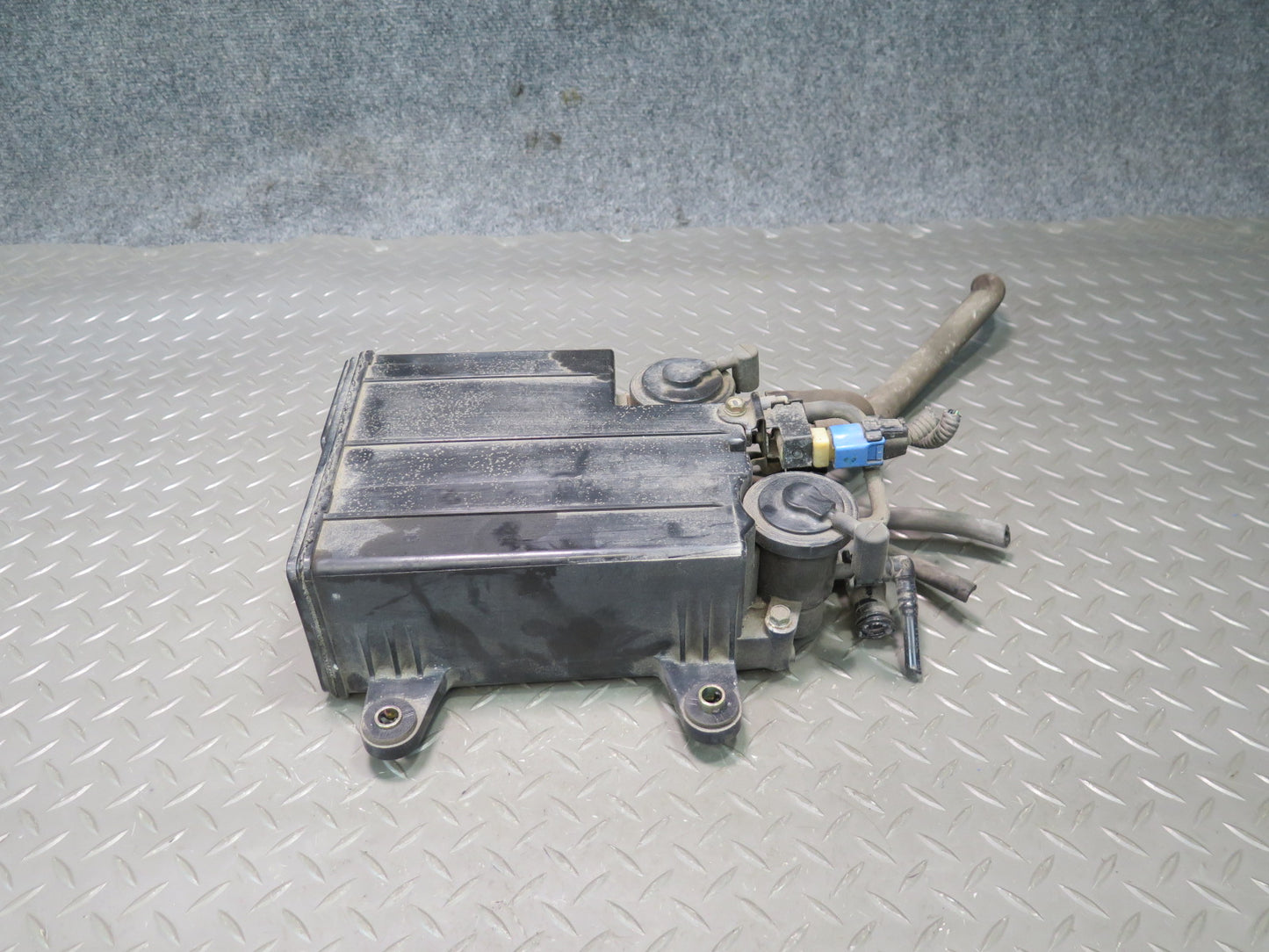 01-06 Lexus UCF30L LS430 Fuel Evap Vapor Charcoal Canister 77740-50092 OEM