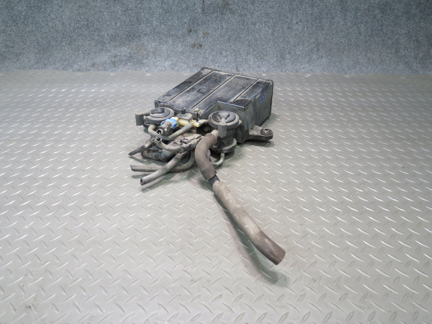 01-06 Lexus UCF30L LS430 Fuel Evap Vapor Charcoal Canister 77740-50092 OEM
