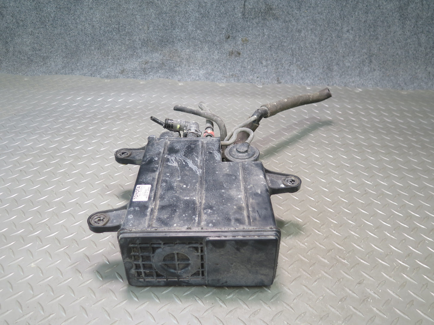 01-06 Lexus UCF30L LS430 Fuel Evap Vapor Charcoal Canister 77740-50092 OEM