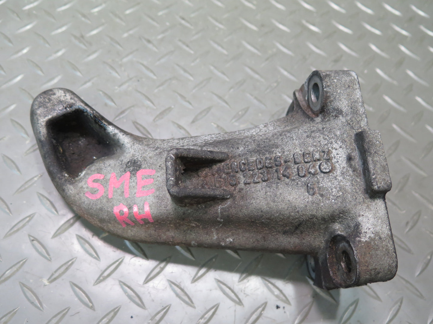 81-83 Mercedes W123 240D OM616 Diesel Engine Right Mount Bracket Support OEM