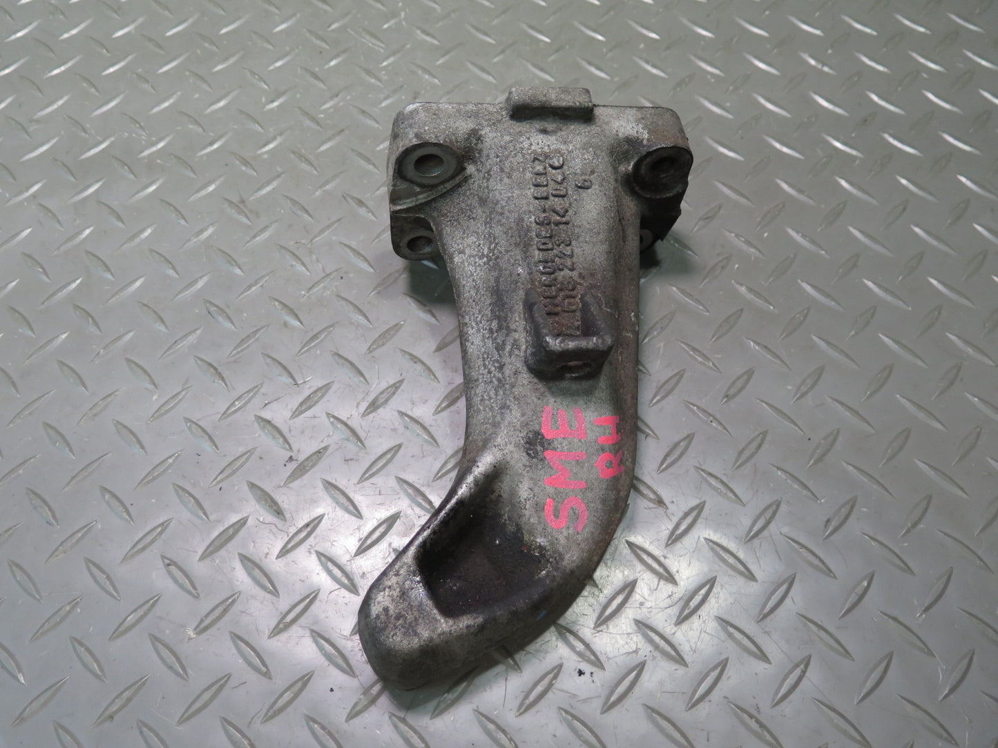 81-83 Mercedes W123 240D OM616 Diesel Engine Right Mount Bracket Support OEM