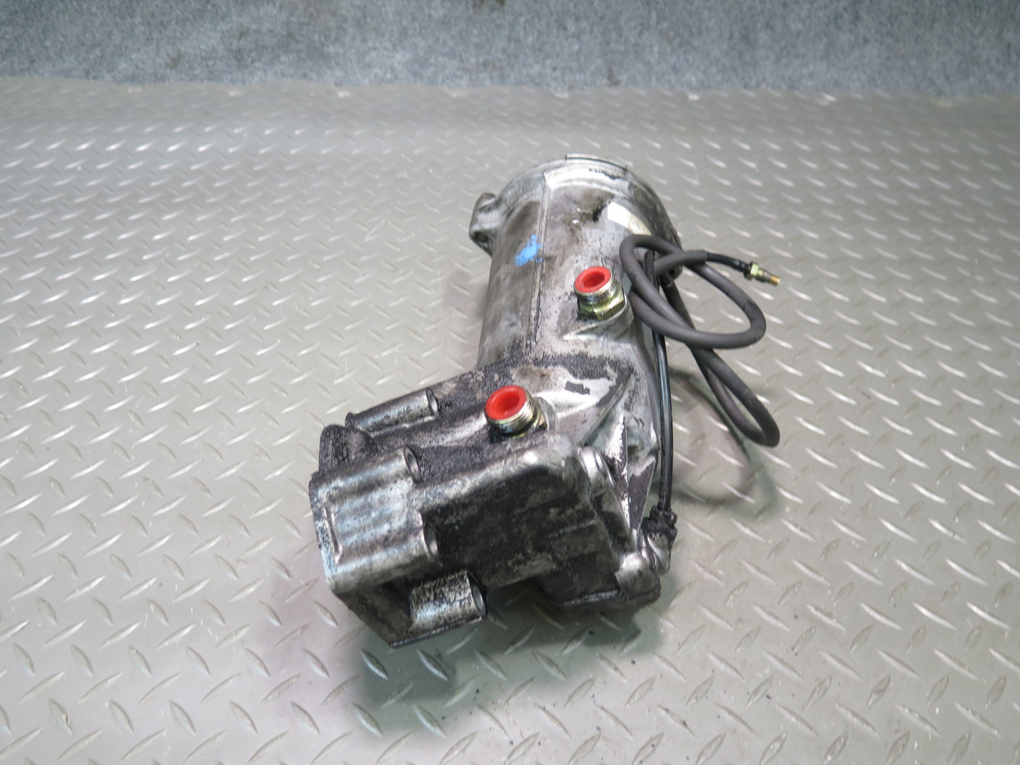 81-83 Mercedes W123 240D Diesel Engine Oil Filter Housing w Hose OEM