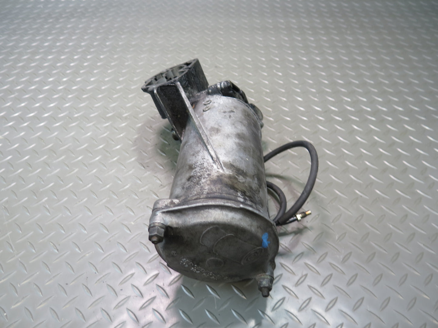 81-83 Mercedes W123 240D Diesel Engine Oil Filter Housing w Hose OEM