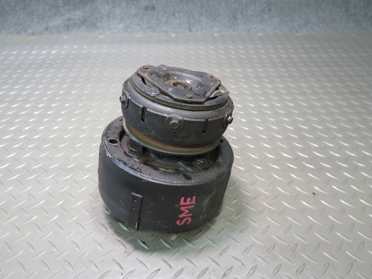 81-83 Mercedes W123 240D A/C Air Condition Compressor OEM