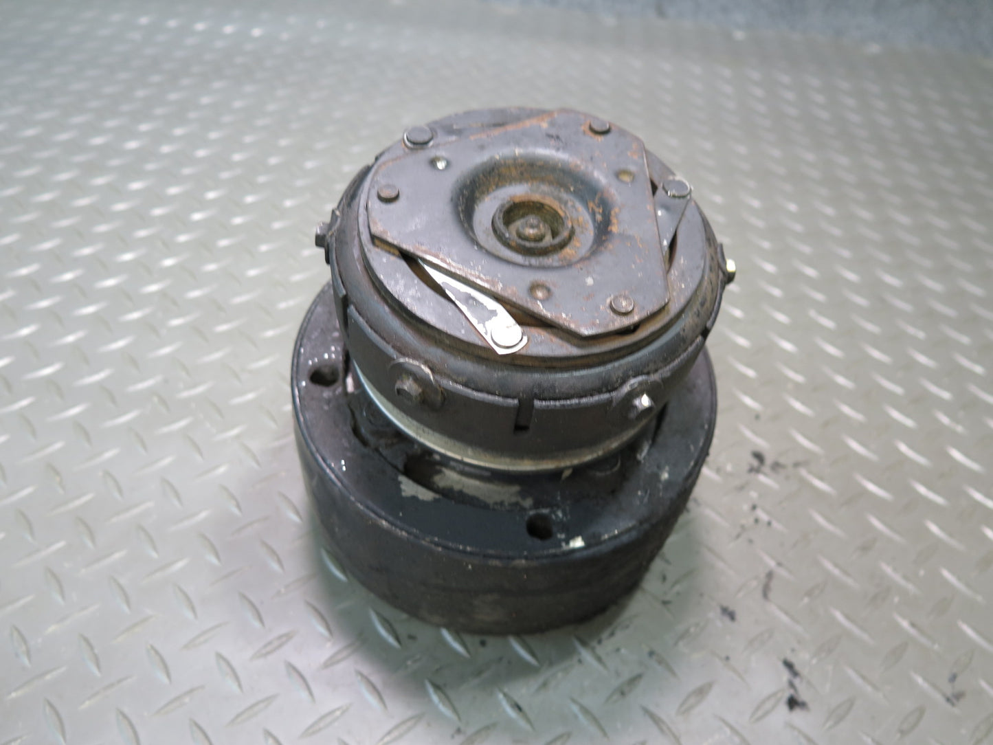 81-83 Mercedes W123 240D A/C Air Condition Compressor OEM