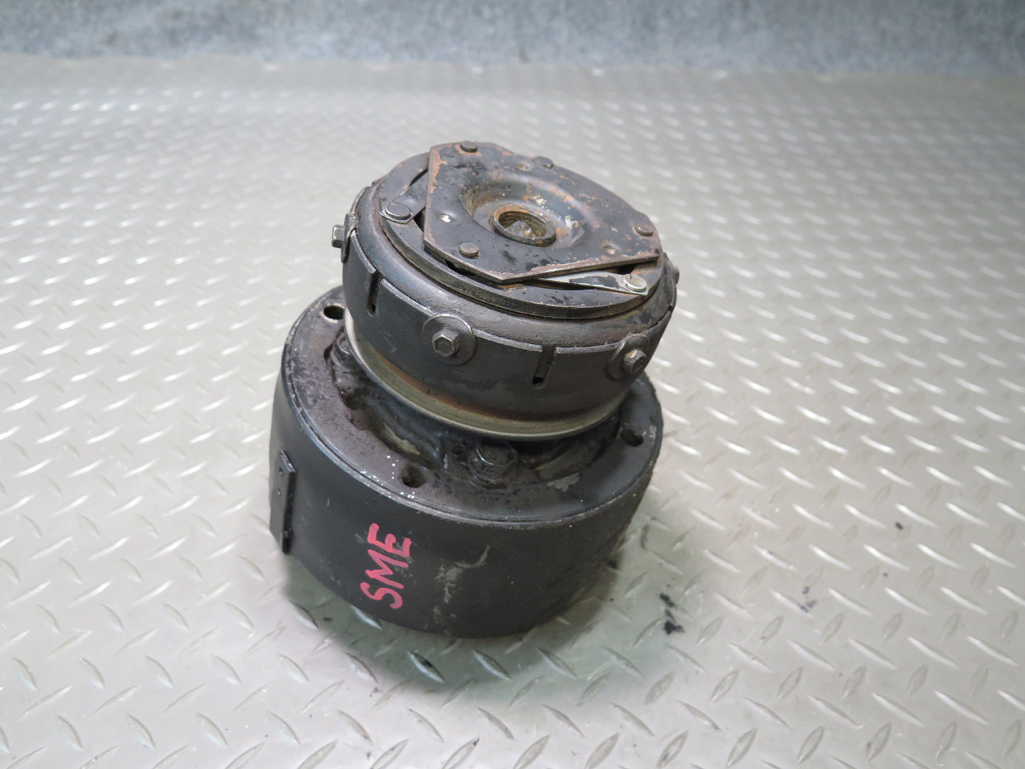 81-83 Mercedes W123 240D A/C Air Condition Compressor OEM