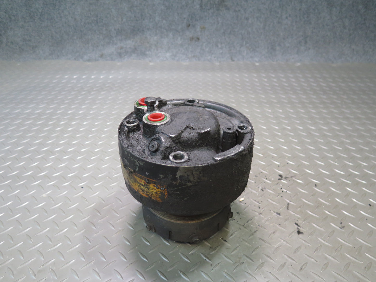 81-83 Mercedes W123 240D A/C Air Condition Compressor OEM