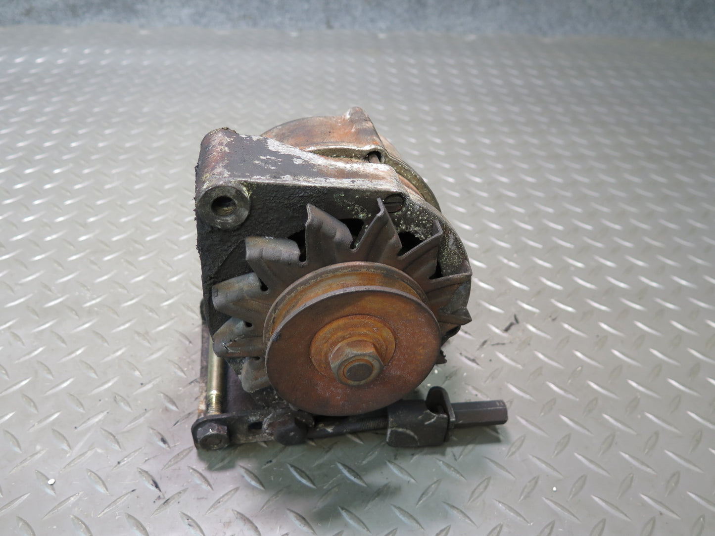 81-83 Mercedes W123 240D 55AMP Engine Alternator Generator 0120489917 OEM