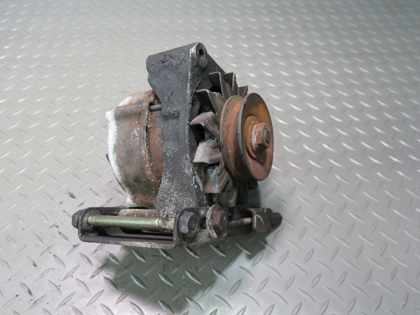 81-83 Mercedes W123 240D 55AMP Engine Alternator Generator 0120489917 OEM