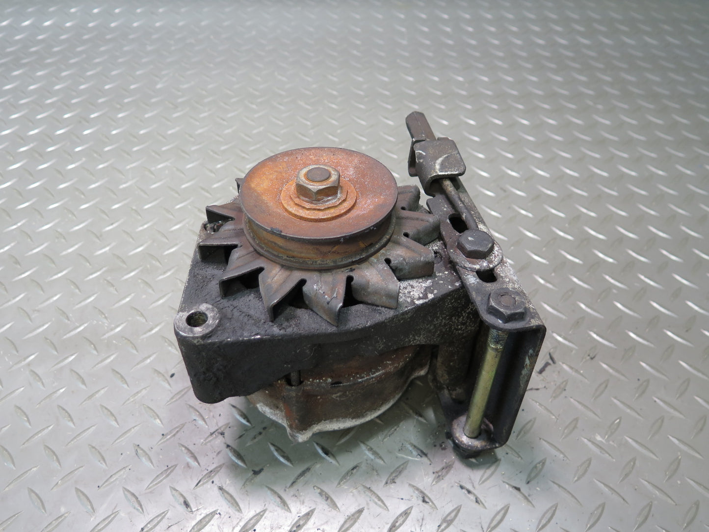 81-83 Mercedes W123 240D 55AMP Engine Alternator Generator 0120489917 OEM