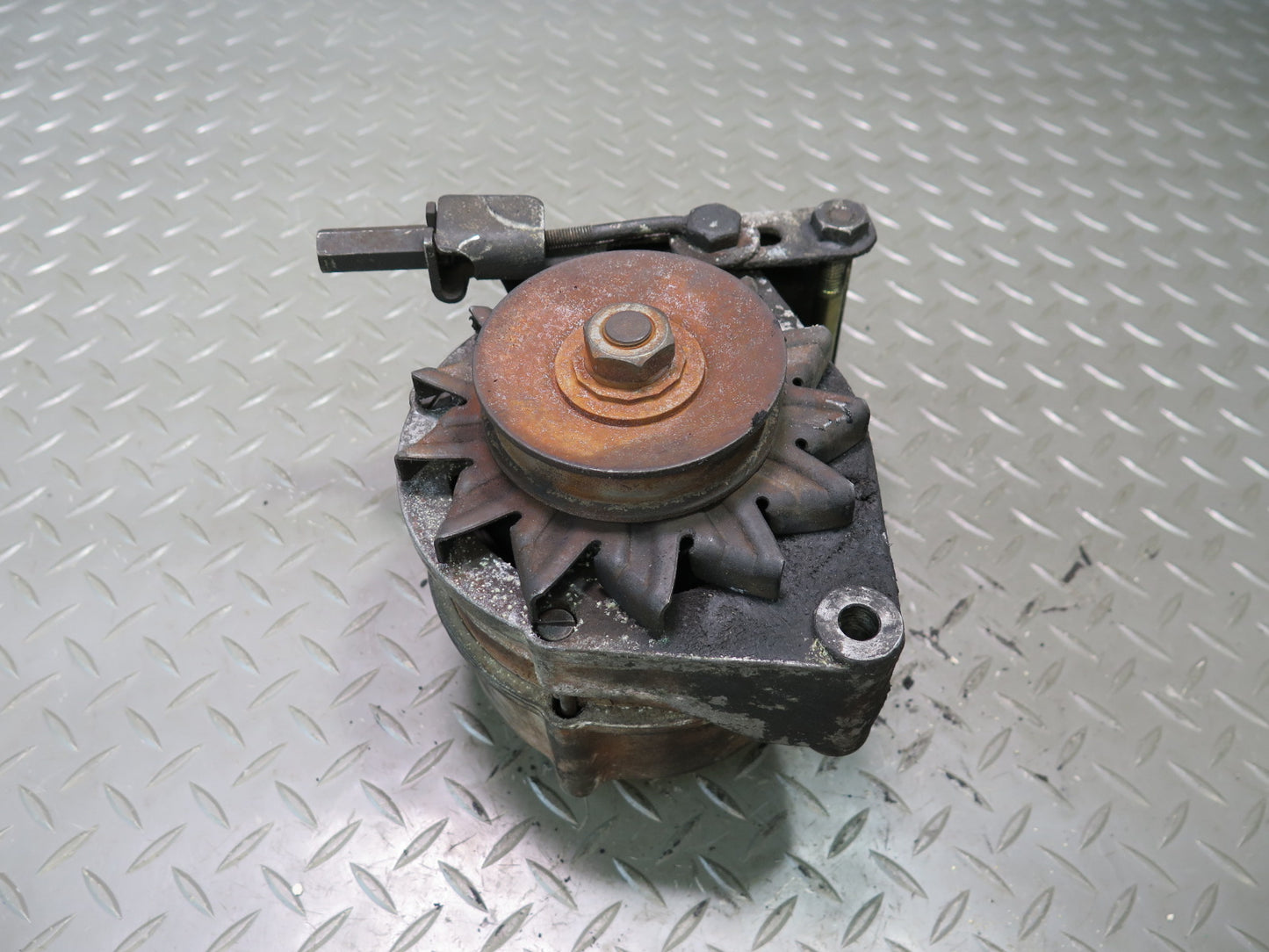 81-83 Mercedes W123 240D 55AMP Engine Alternator Generator 0120489917 OEM