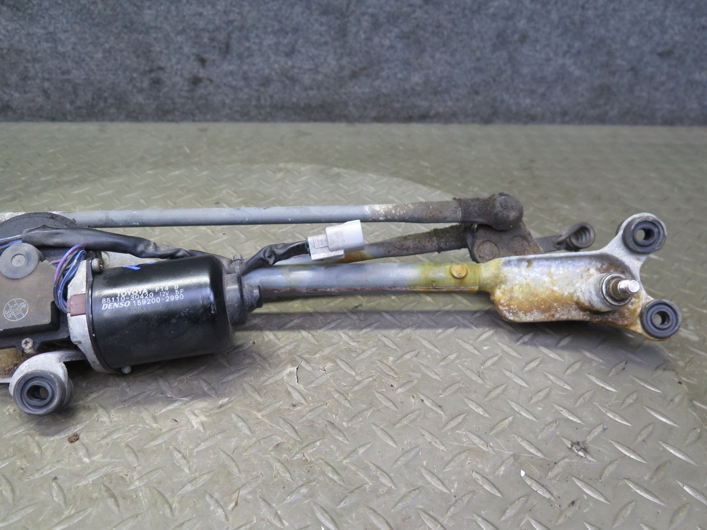 01-05 Lexus GS300 GS430 Windshield Wiper Transmission Linkage w Motor OEM