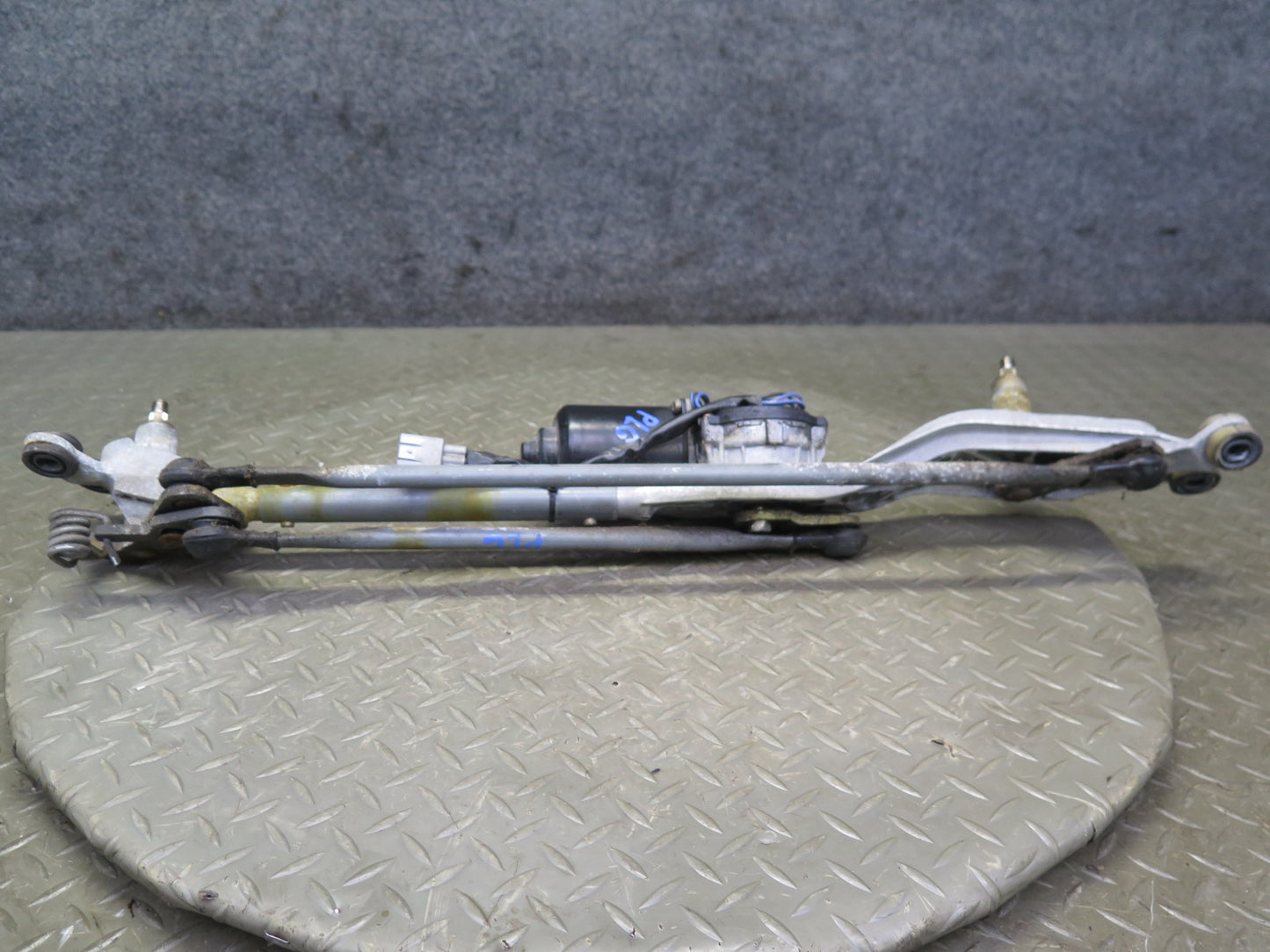 01-05 Lexus GS300 GS430 Windshield Wiper Transmission Linkage w Motor OEM