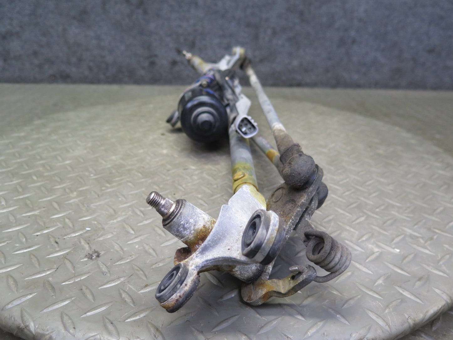 01-05 Lexus GS300 GS430 Windshield Wiper Transmission Linkage w Motor OEM