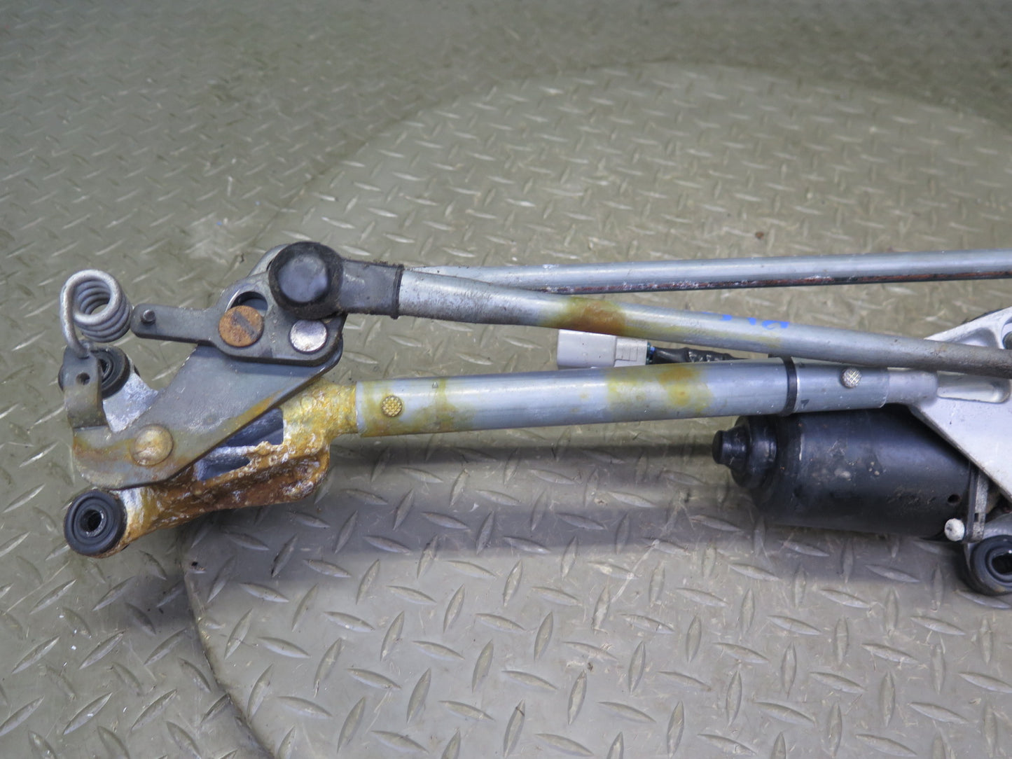 01-05 Lexus GS300 GS430 Windshield Wiper Transmission Linkage w Motor OEM