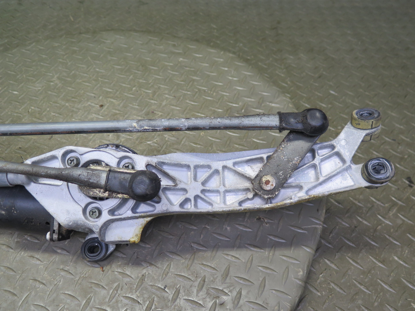 01-05 Lexus GS300 GS430 Windshield Wiper Transmission Linkage w Motor OEM