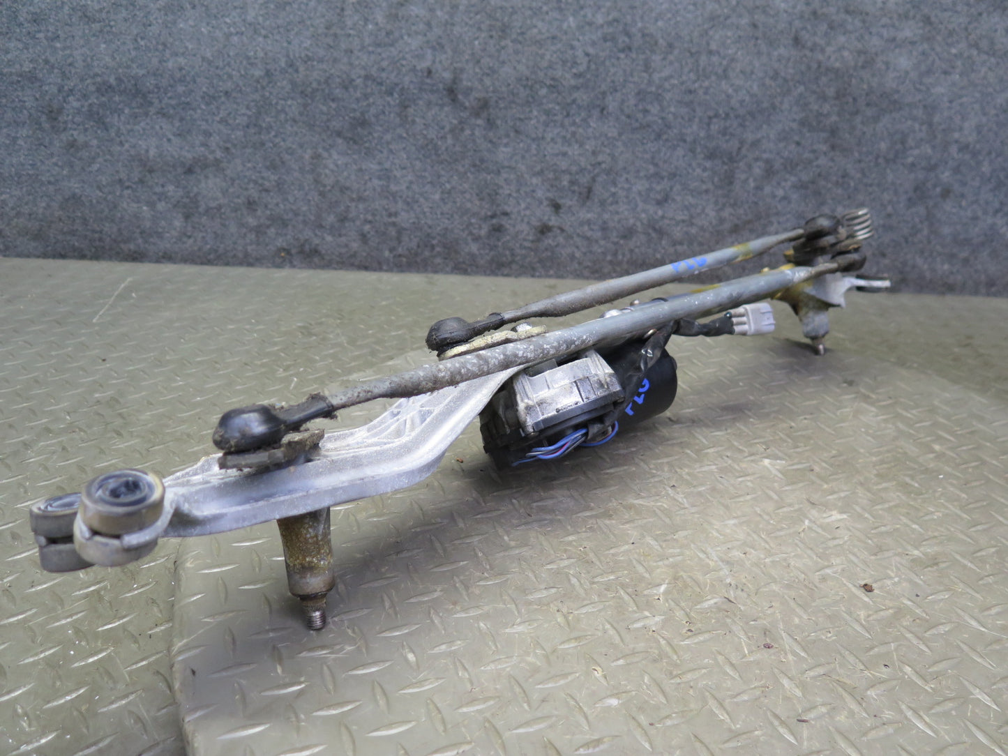 01-05 Lexus GS300 GS430 Windshield Wiper Transmission Linkage w Motor OEM