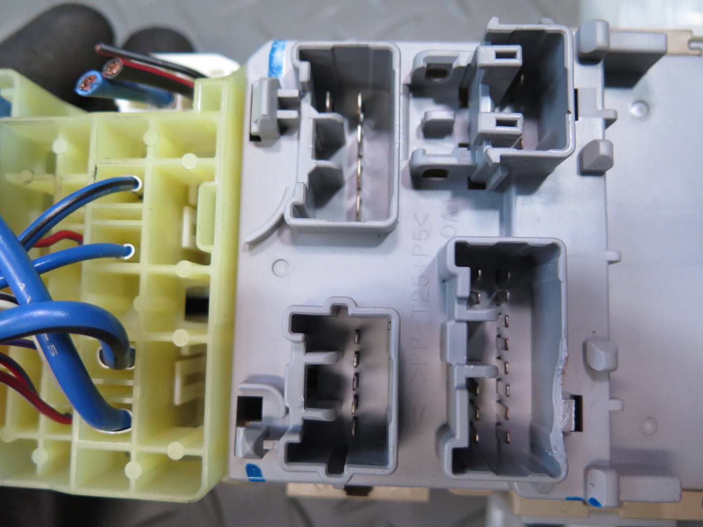 01-05 Lexus UZS161L GS430 GS300 Dash Right Fuse Relay Box Module OEM