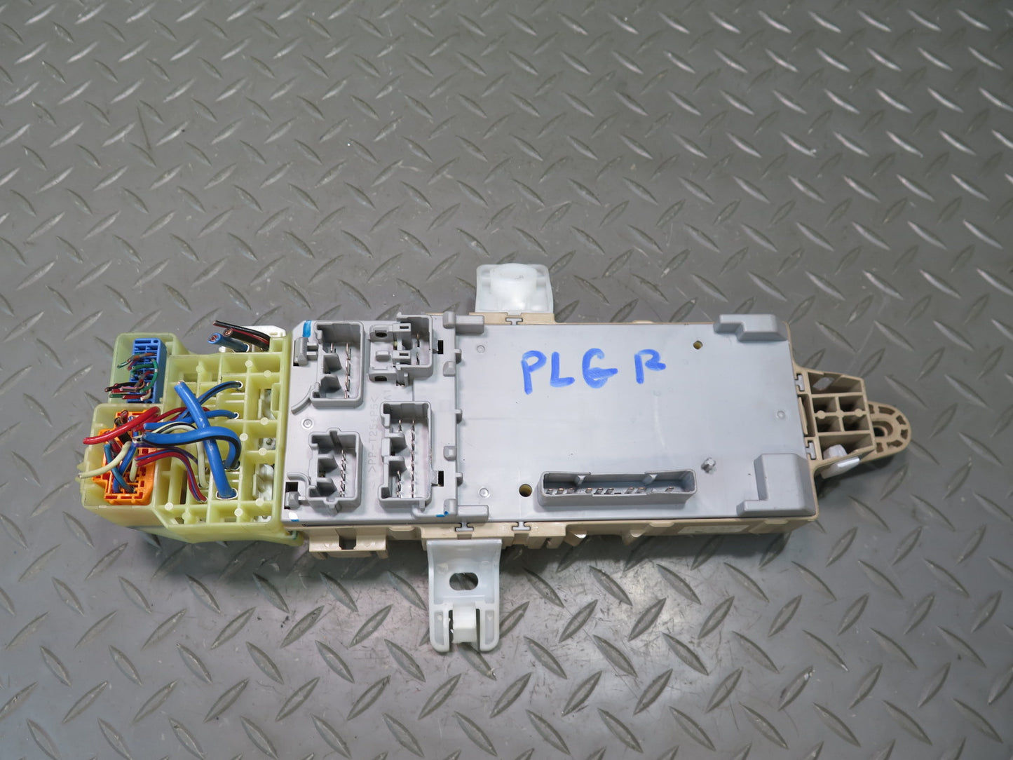 01-05 Lexus UZS161L GS430 GS300 Dash Right Fuse Relay Box Module OEM