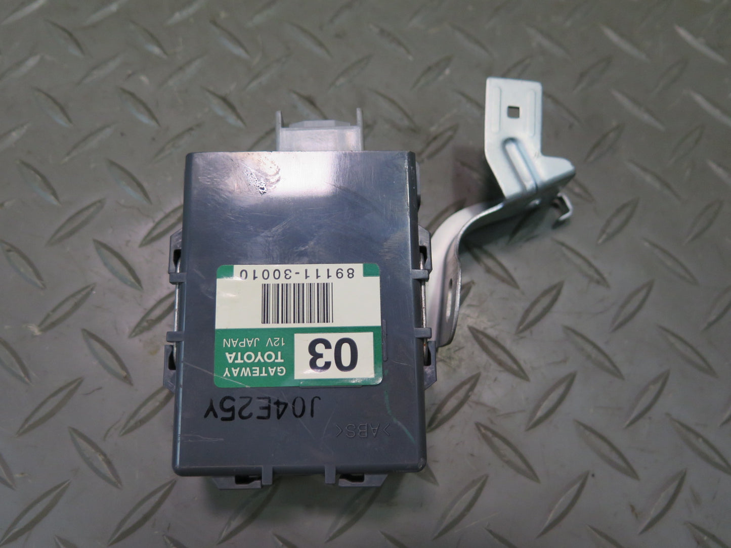 01-05 Lexus UZS161L GS300 GS430 Network Gateway Control Module 89111-30010 OEM