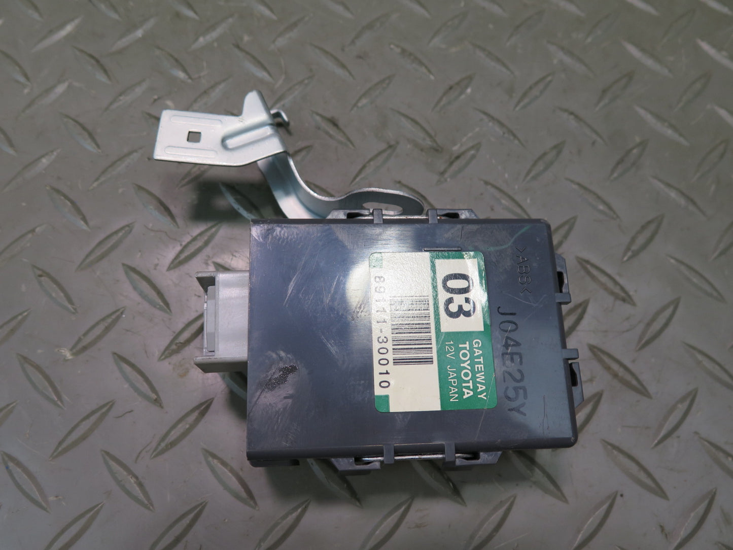 01-05 Lexus UZS161L GS300 GS430 Network Gateway Control Module 89111-30010 OEM