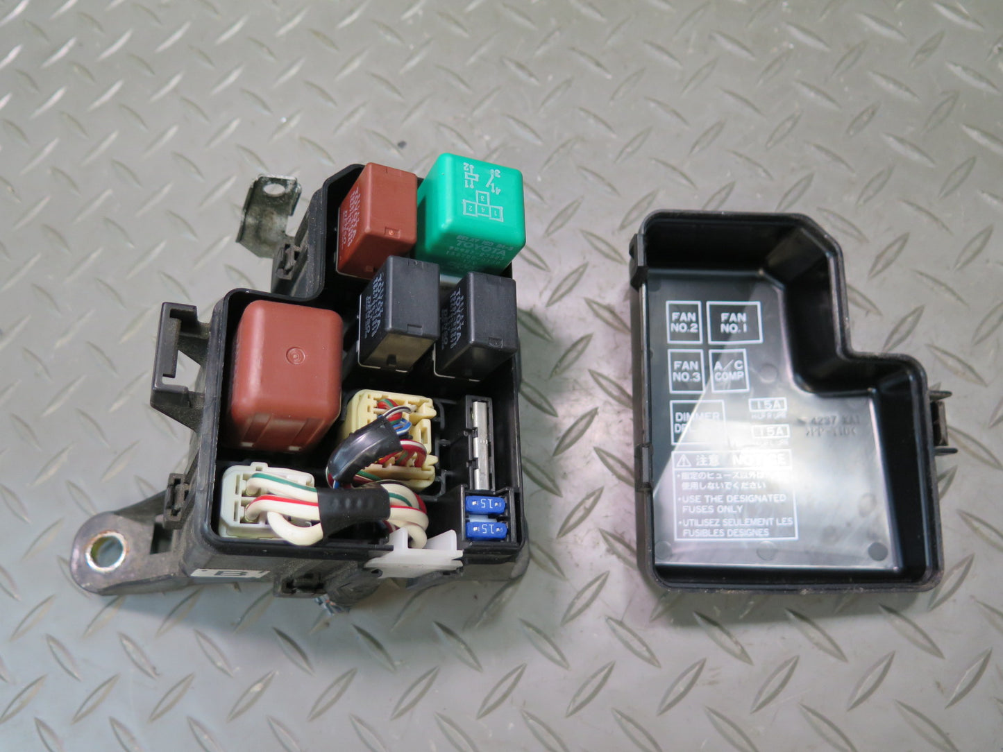 01-05 Lexus JZS160L GS430 GS300 Under Hood Fuse Relay Box OEM