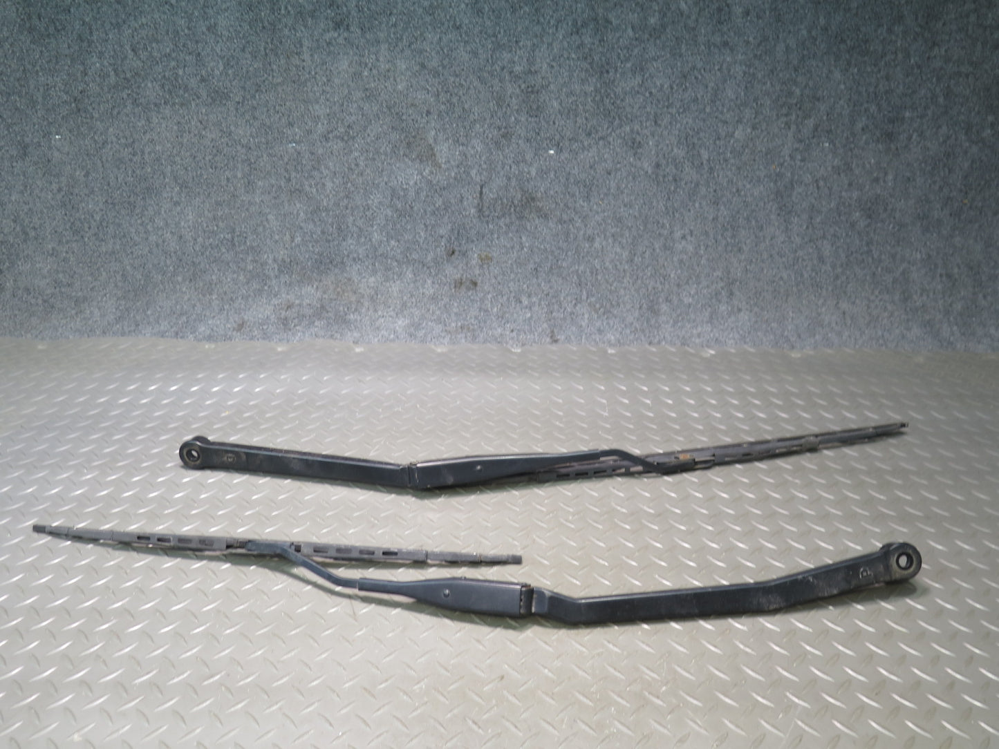 98-05 Lexus UZS161L GS300 GS400 GS430 Set of 2 Front Left & Right Wiper Arm OEM