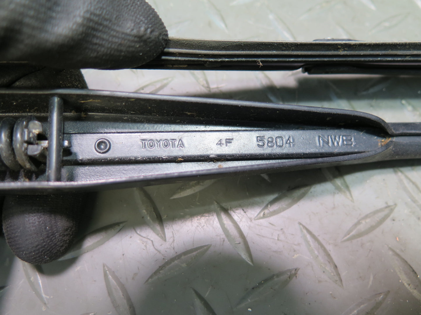 98-05 Lexus UZS161L GS300 GS400 GS430 Set of 2 Front Left & Right Wiper Arm OEM