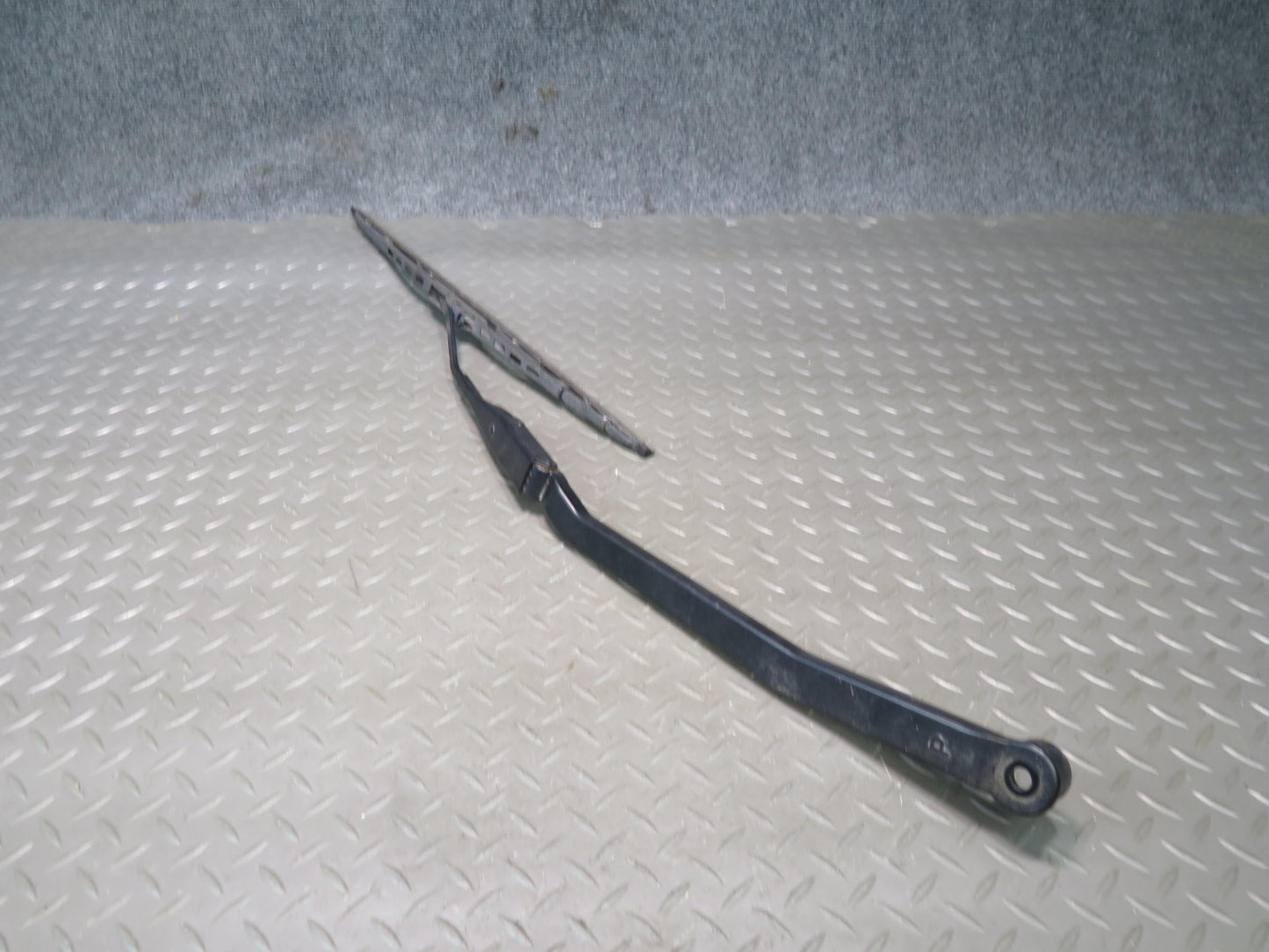 98-05 Lexus UZS161L GS300 GS400 GS430 Set of 2 Front Left & Right Wiper Arm OEM