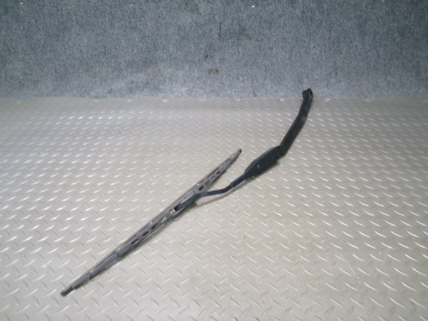 98-05 Lexus UZS161L GS300 GS400 GS430 Set of 2 Front Left & Right Wiper Arm OEM