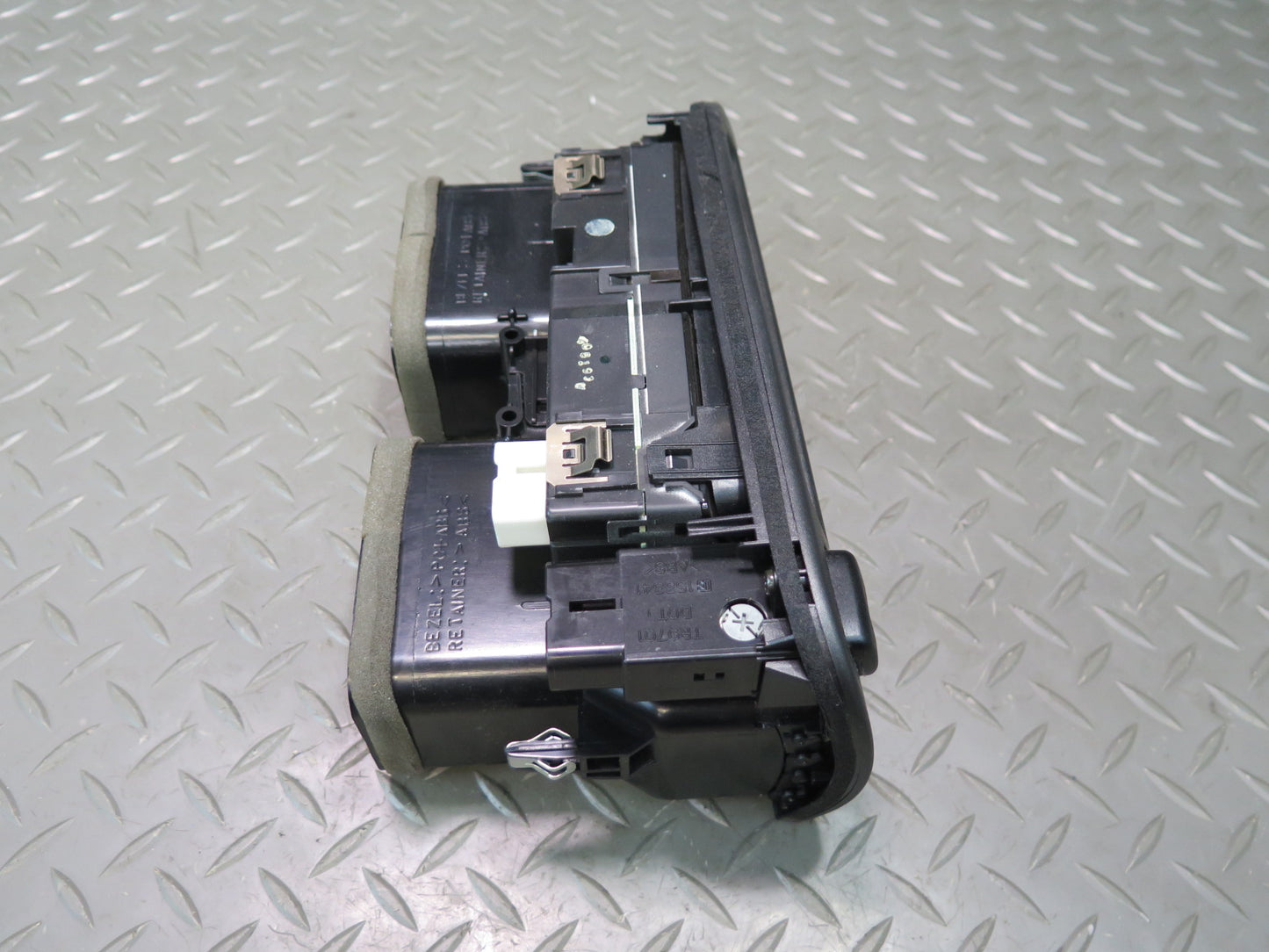 98-05 Lexus UZS161L GS300 GS400 GS430 Dash Front Center Air Vent w Clock OEM