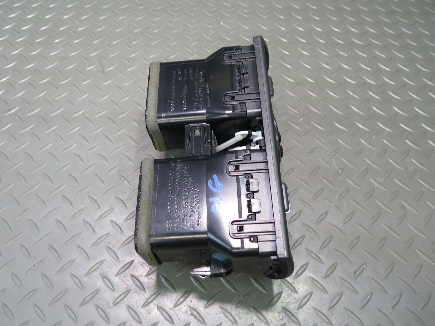 98-05 Lexus UZS161L GS300 GS400 GS430 Dash Front Center Air Vent w Clock OEM