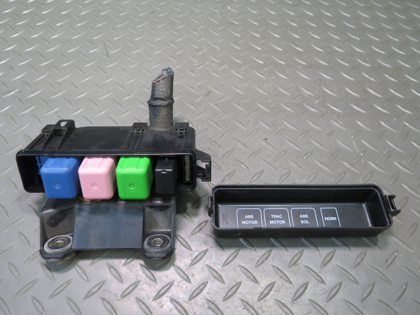 01-05 Lexus UZS161L GS430 Underhood Fuse Relay Box 3138XA1 OEM