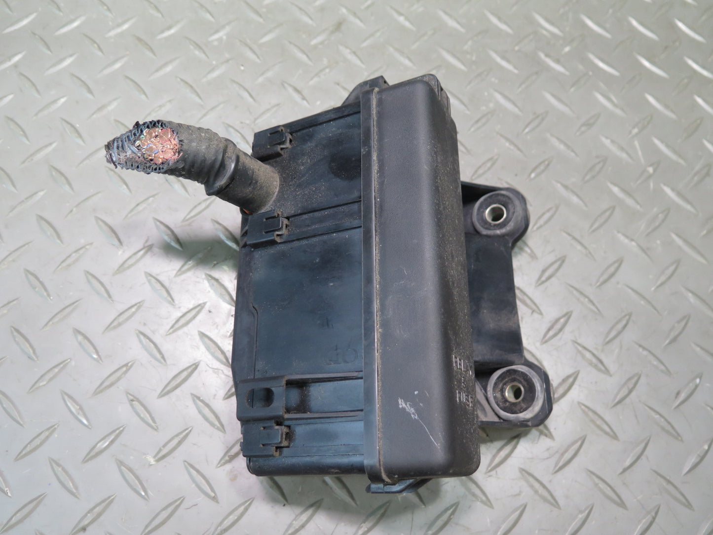 01-05 Lexus UZS161L GS430 Underhood Fuse Relay Box 3138XA1 OEM