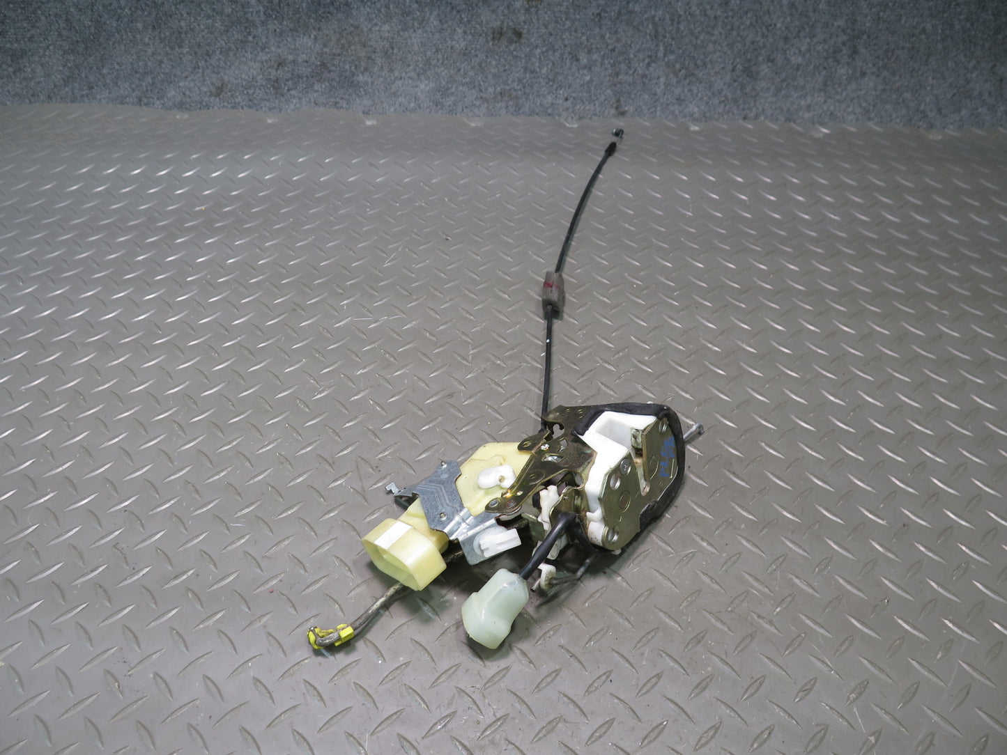 01-05 Lexus UZS161L GS430 GS300 Front Right Pass Door Lock Latch Actuator OEM