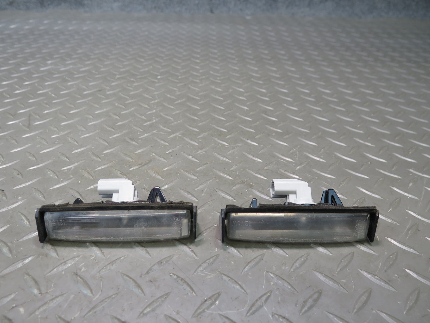 01-05 Lexus GS300 GS430 Rear Trunk Lid License Plate Light Lamp Set OEM