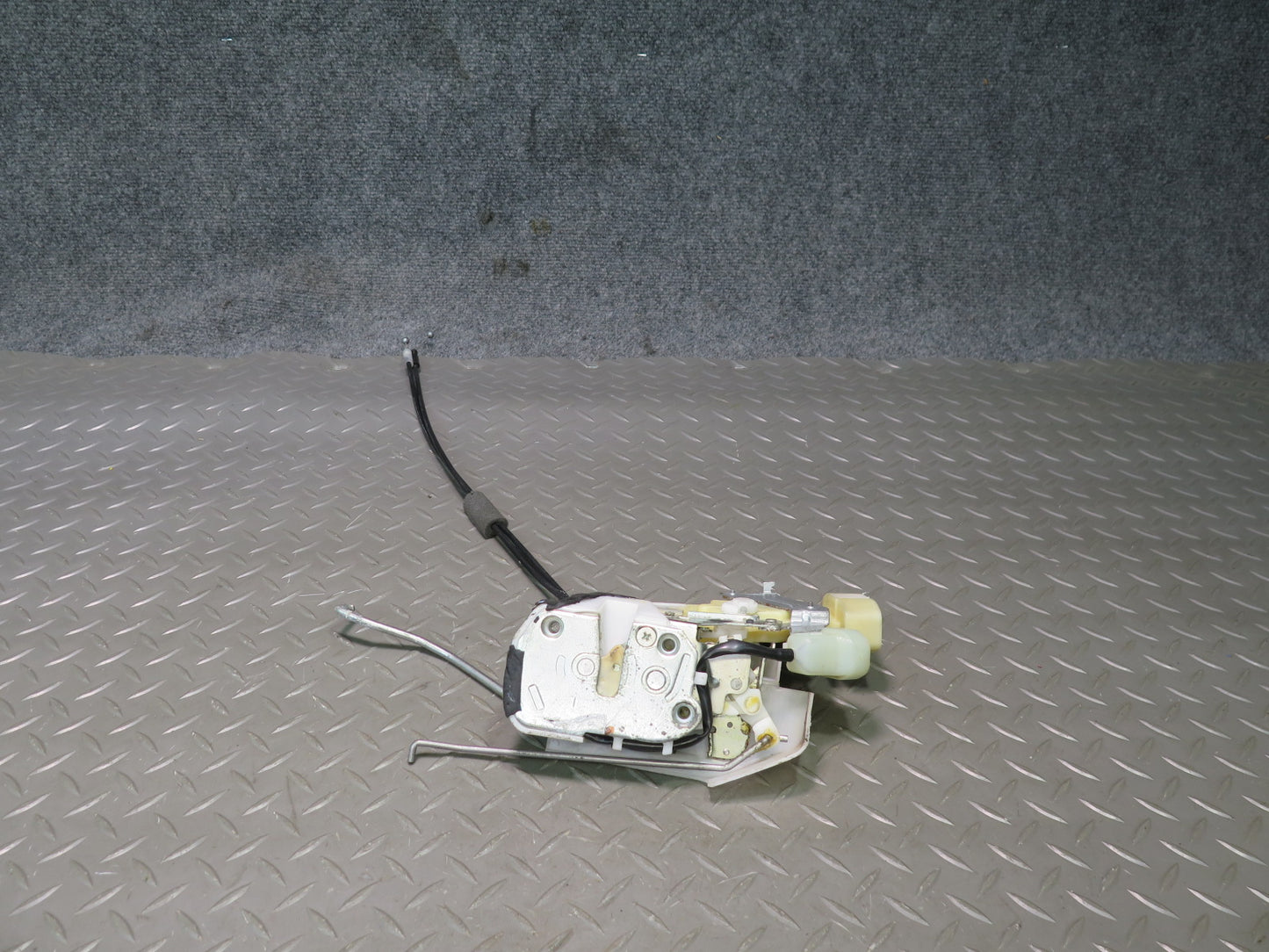 01-05 Lexus UZS161L GS430 GS300 Front Left Driver Door Lock Latch Actuator OEM