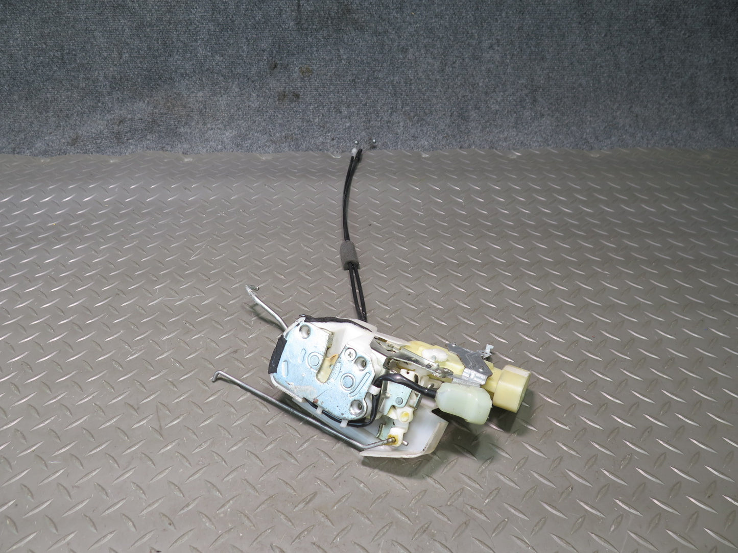 01-05 Lexus UZS161L GS430 GS300 Front Left Driver Door Lock Latch Actuator OEM