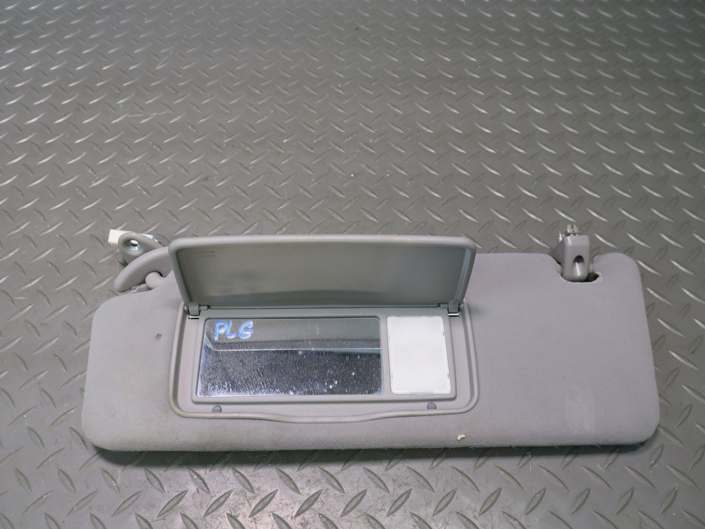 01-05 Lexus UZS161L GS300 GS430 Set of 2 Front Left & Right Sun Visor OEM