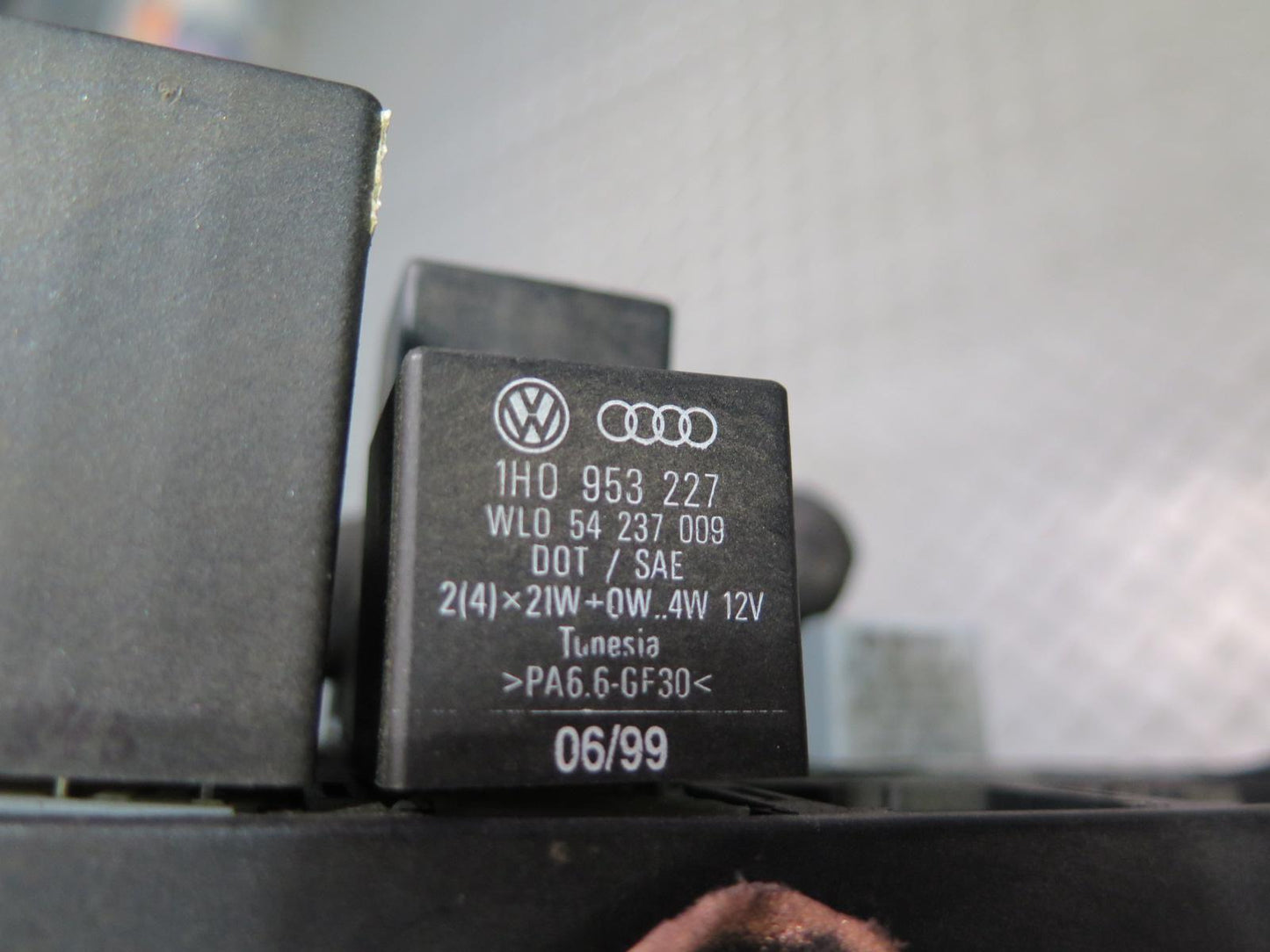 1999 Porsche 911 996 Junction Fuse Relay Box Module Unit