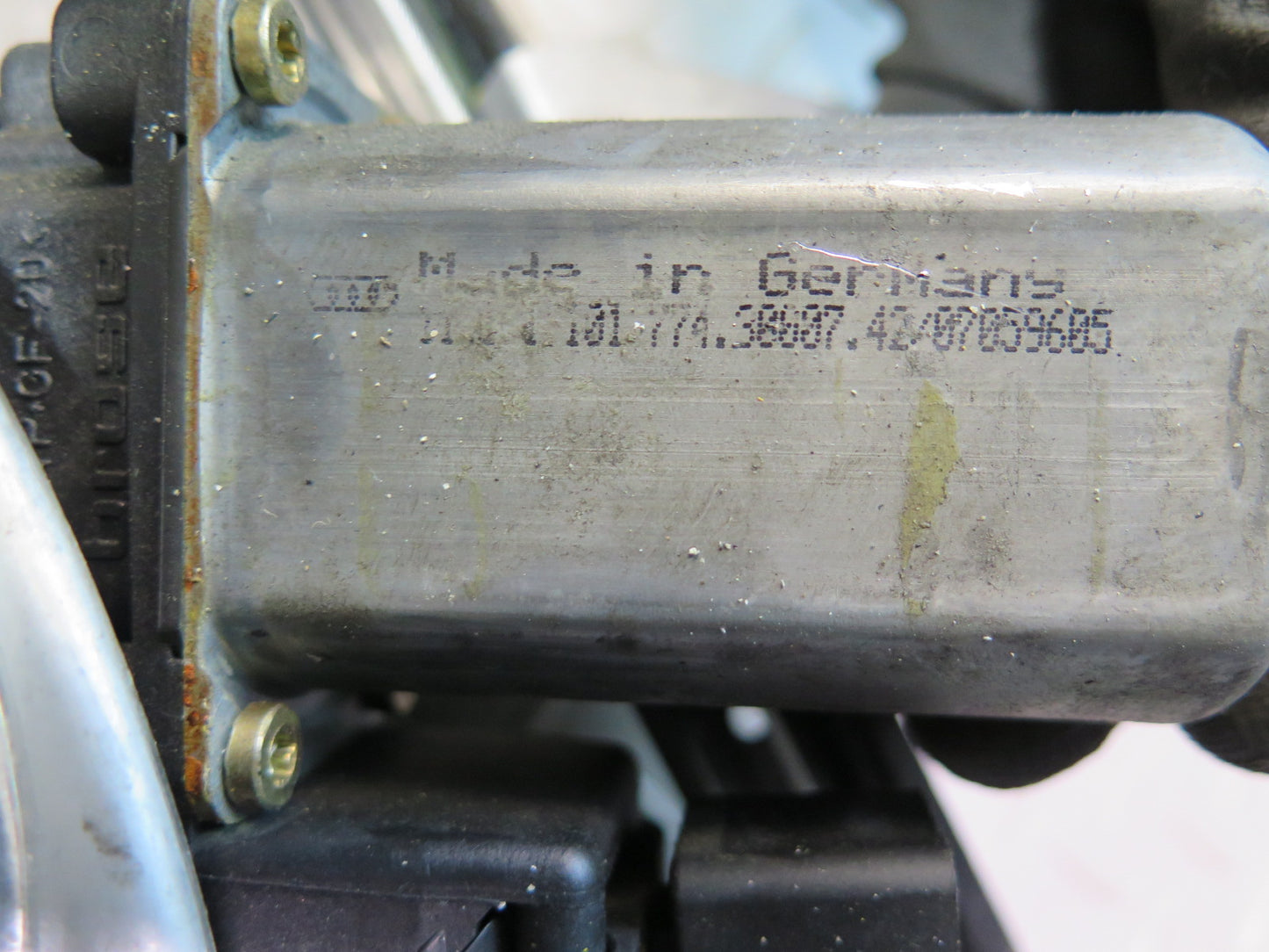 1999-2004 Porsche 911 996 Boxster Right Door Window Regulator w Motor