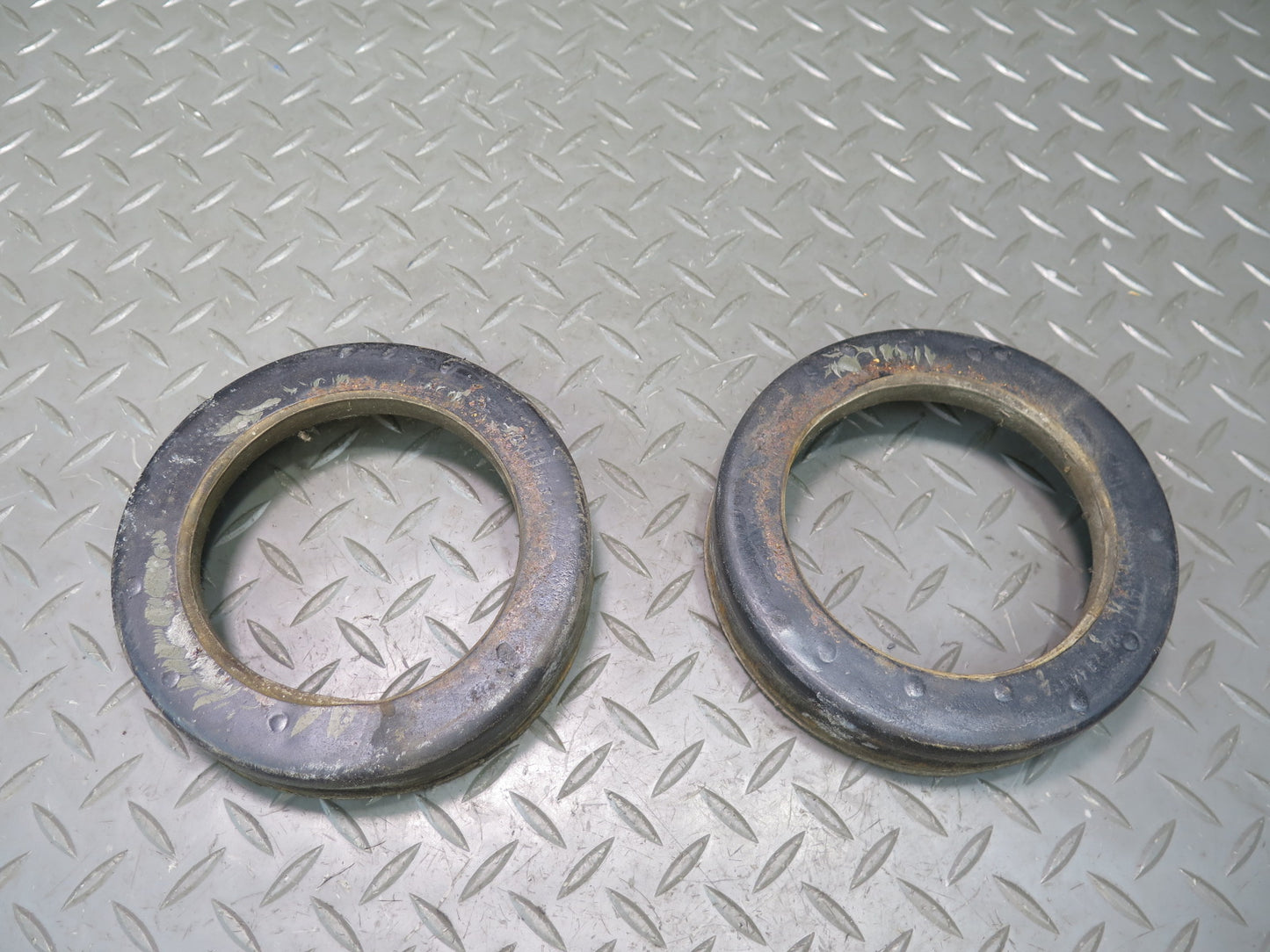 75-76 Mercedes W115 300D Rear Left & Right Coil Spring Rubber Buffer Pad Set OEM