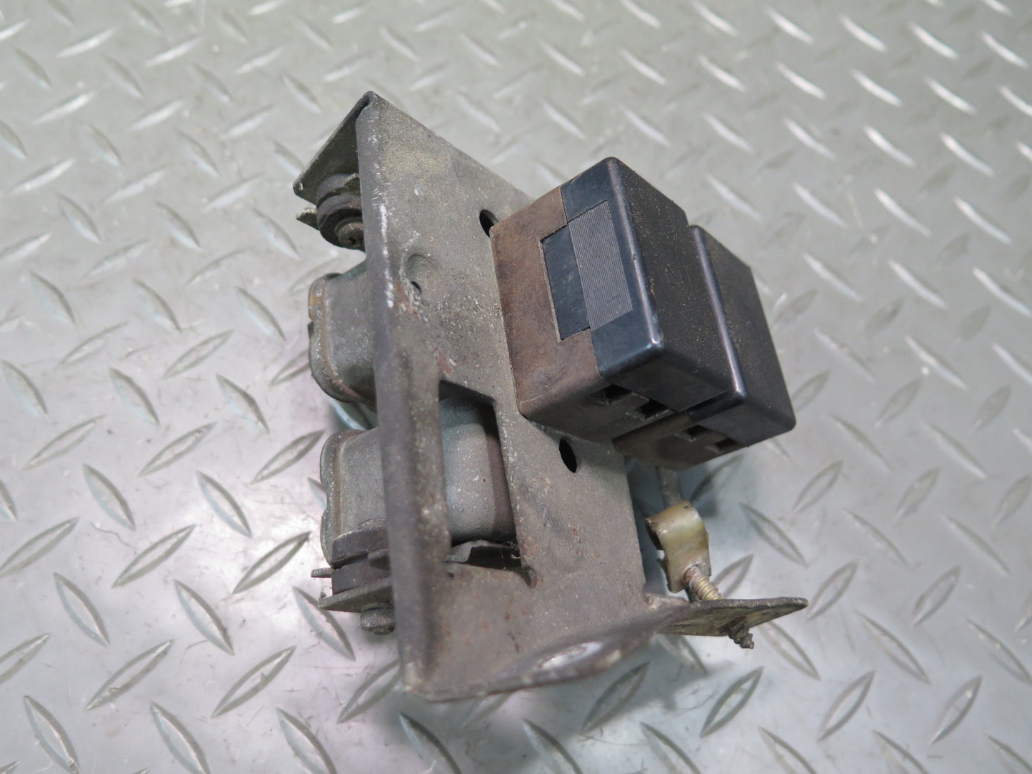 75-76 Mercedes W115 300SD Front Right Under Hood Relay Module w Bracket OEM