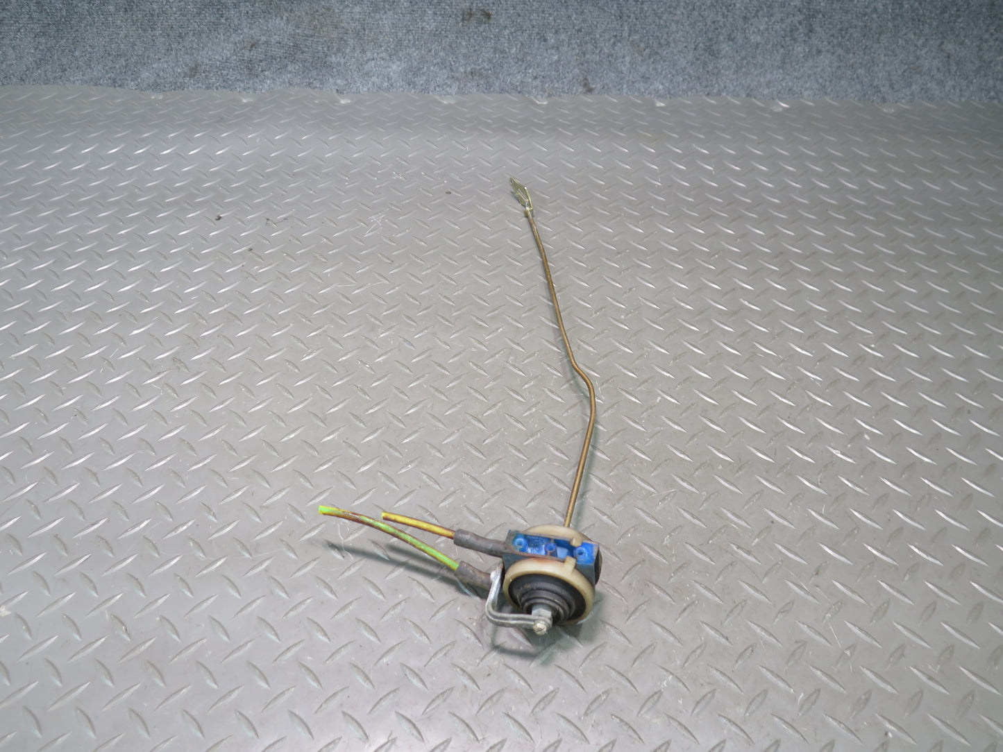 75-76 Mercedes W115 300SD Rear Right Door Lock Vacuum Actuator OEM