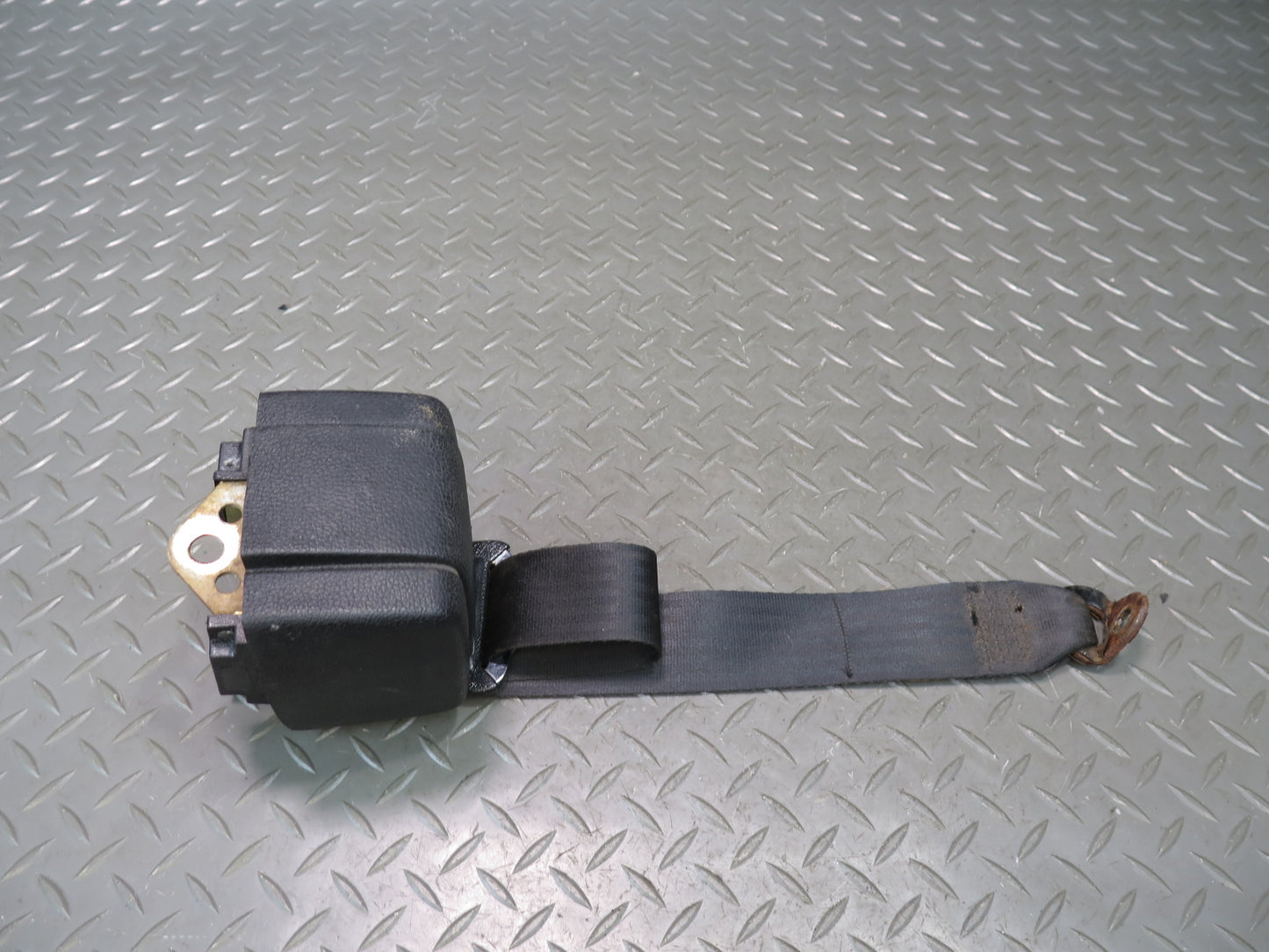 75-76 MERCEDES 300 D W115 SET OF 2 REAR LEFT & RIGHT SEATBELT RETRACTORS OEM